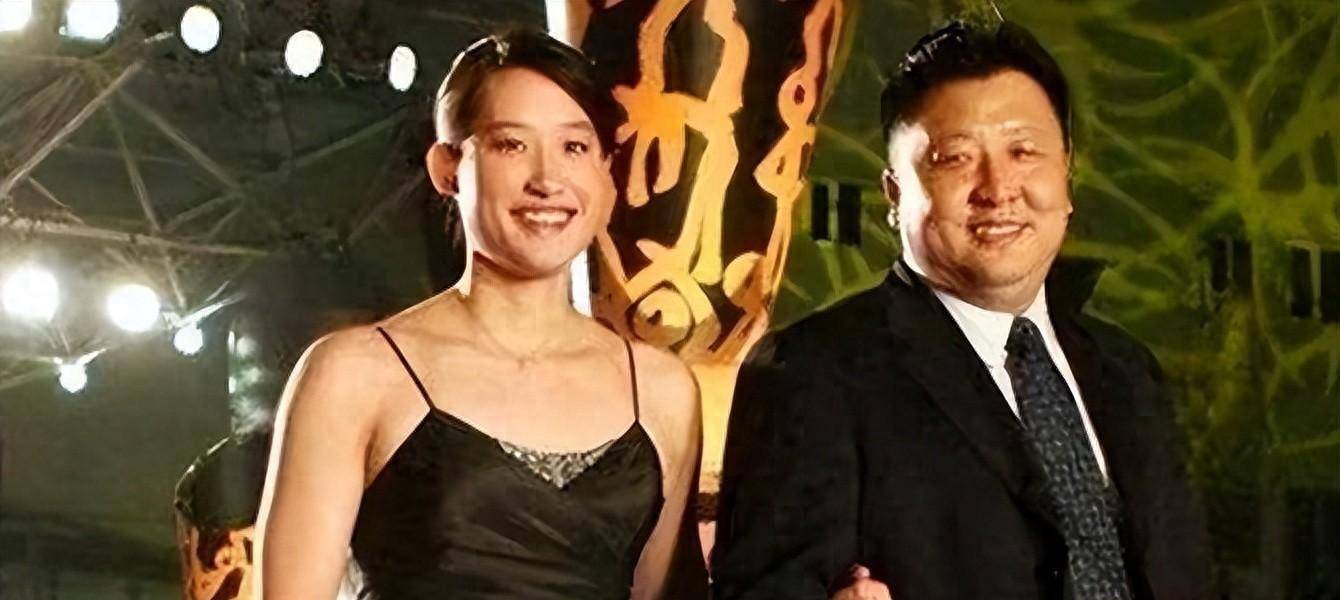 奥运冠军刘子歌:27岁嫁给50岁教练,父母缺席婚礼,如今移居