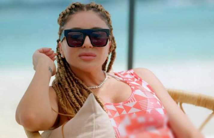 49岁拉尔萨海滩秀身材,穿粉色泳衣少女感十足!