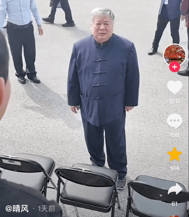 于谦师父站后排惹争议,两位德云社恩人罕同框_石富宽_赵炎_关系