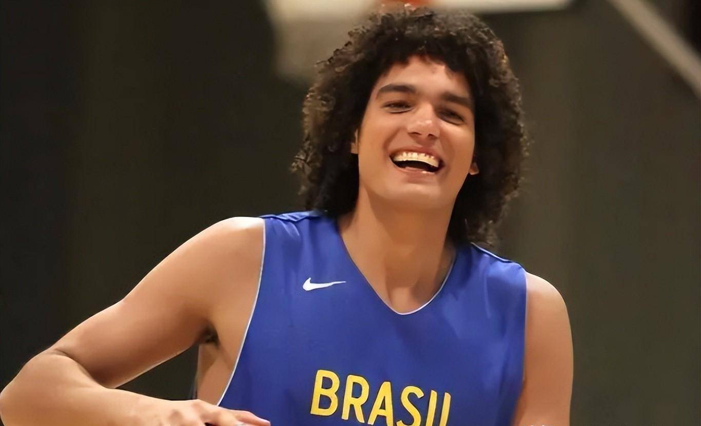 原创巴西影帝瓦莱乔靠假摔打出一片天詹姆斯甘愿为他打替补