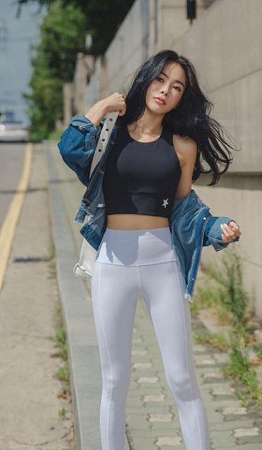 女人们总喜欢穿运动装上街,身材这么好,健身房一定没少去