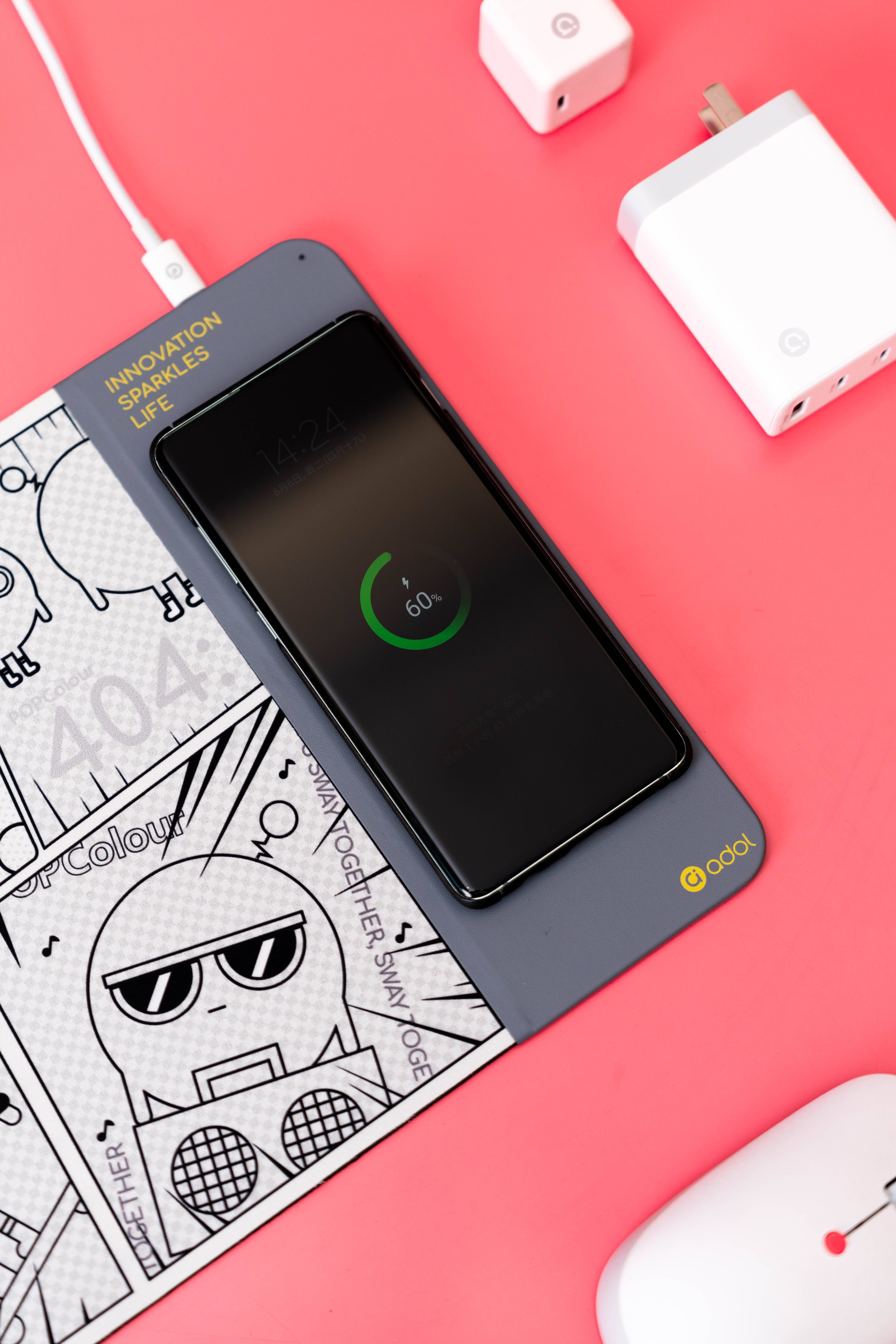 喂别out了现在鼠标垫可以充手机啦