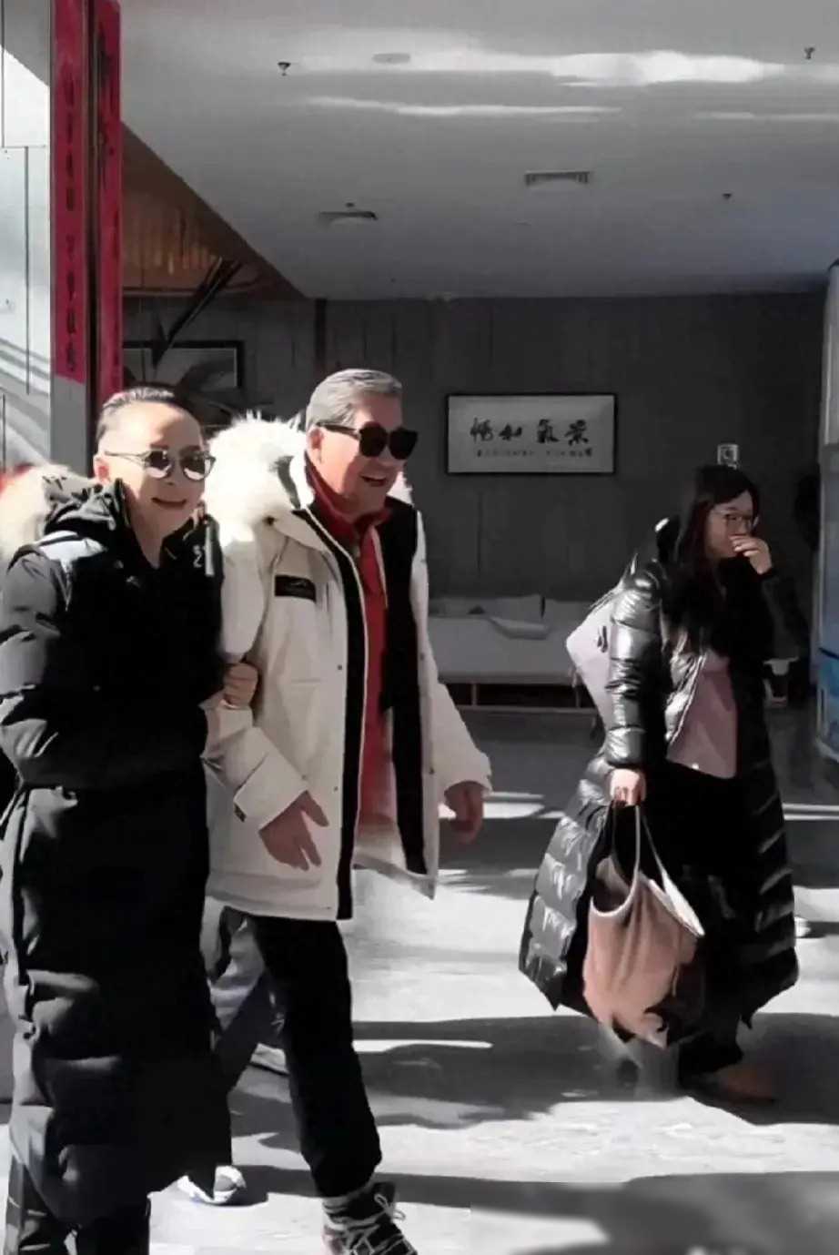 宋丹丹发量稀疏张国立满头银发,自然变老无须遮掩