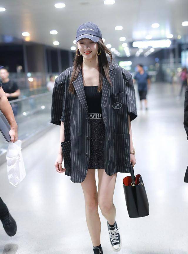 关晓彤衣品越来越高级闪亮短裙搭超大西装却被肚子上赘肉抢镜