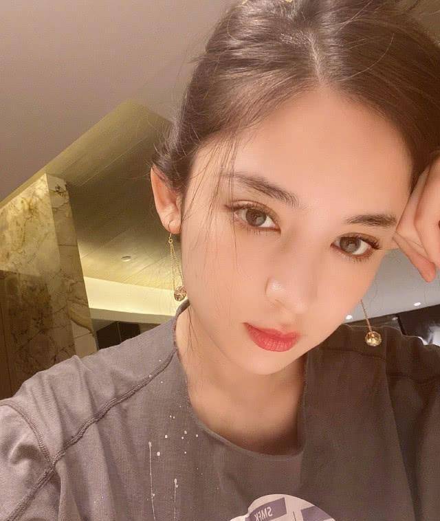 古力娜扎晒自拍照当看清她穿的啥时才知道明星从来不过春季