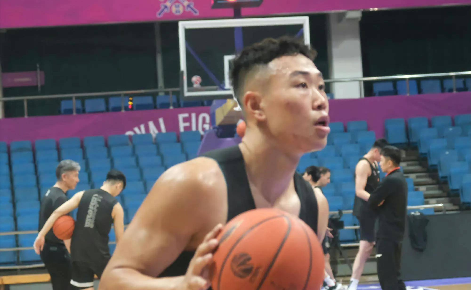 原创深圳又打北控了赛前周鹏双腿结冰何西宁汗如雨下肌肉爆裂