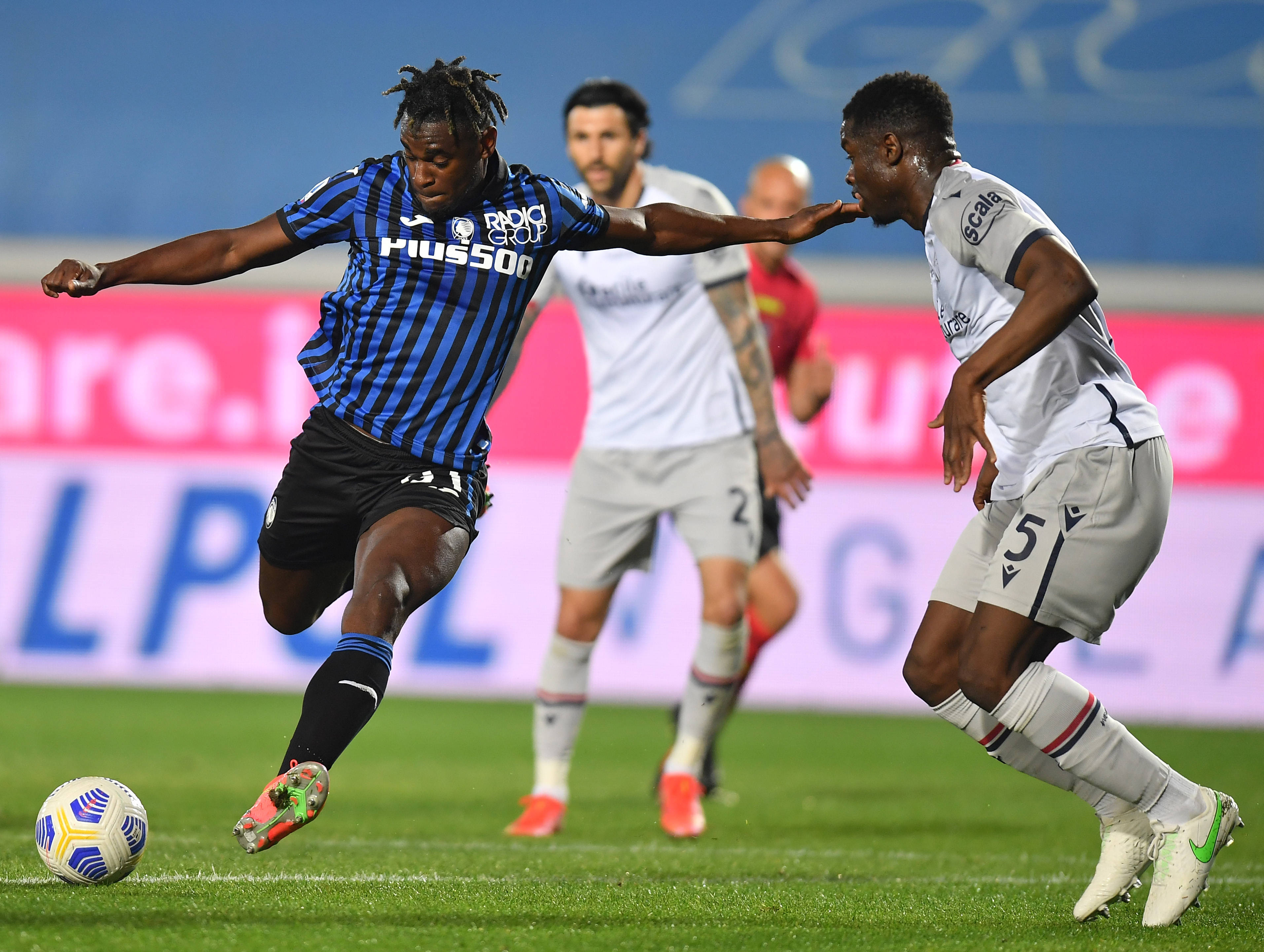 相比之下,维罗纳队的进攻端虽然不乏实力球员,擅长通过默契配合和个人