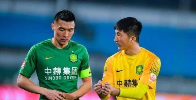 门将位置上,虽然李铁征召了自己在武汉卓尔的爱将董春雨,但东亚杯首发