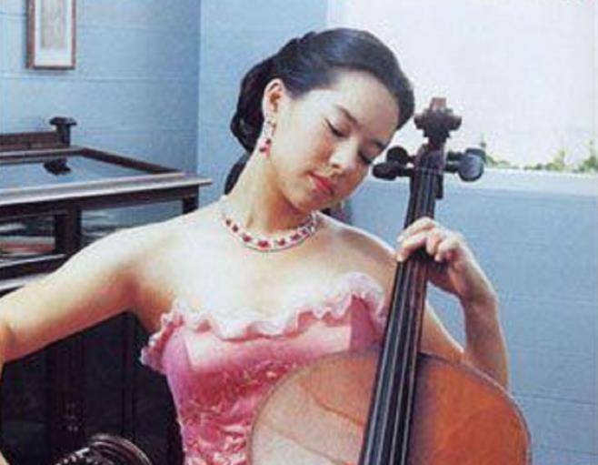 她在音乐和学业方面表现出色,受到了诗琳通公主的关注.