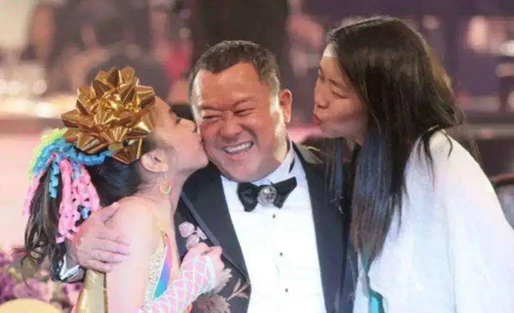 曾志伟71岁生日戒酒办素宴以亡妻之名行善小儿子失宠不得参与