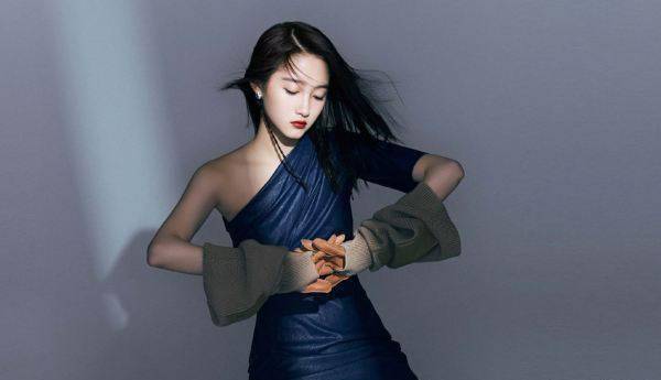 原创关晓彤撞衫杨超越相差一岁差别大年纪小就是有优势你更喜欢谁