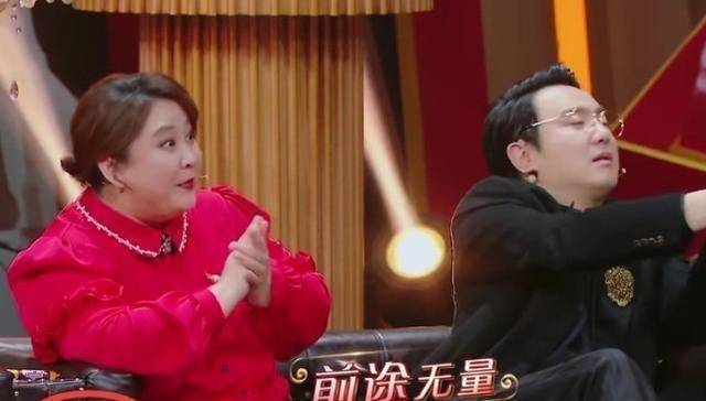 这些微表情在表演的时候格外重要,关晓彤把握得很好,比起从前她的演技