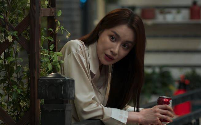 还有最后赵辉准备黑化,打电话给周琳让她通知谢致远时,隆妮的表现更是