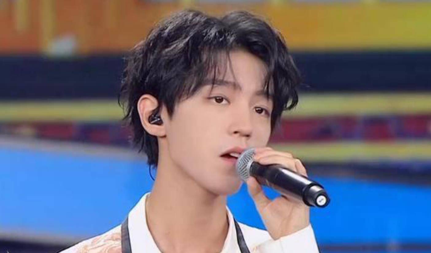 原创国庆晚会热巴颜值下滑易烊千玺发腮明显电视镜头下无所遁形