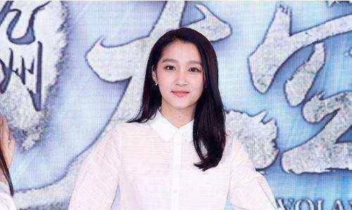 关晓彤常年缺课,被北影留级一年,鹿晗霸气回应:不念也罢!