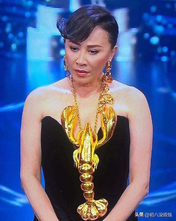 香港金像奖颁奖典礼,刘嘉玲穿龙虾礼服太吸睛,像参加厨师大赛!