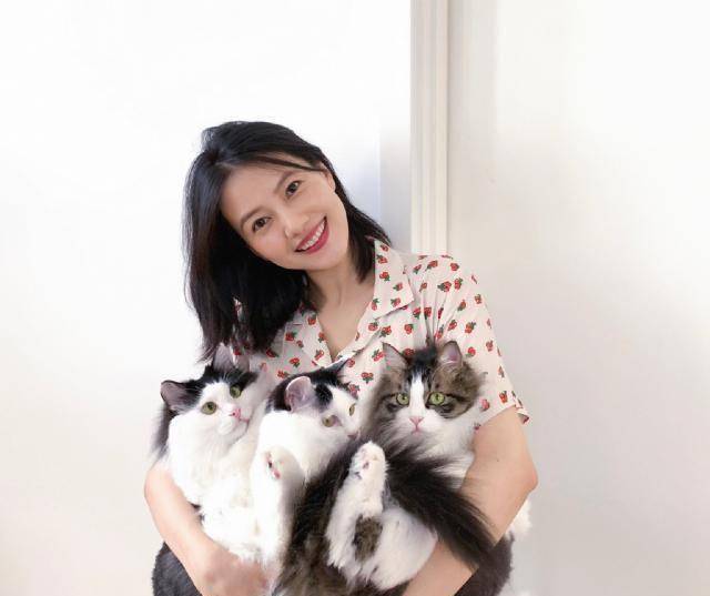 高圆圆产后3个月现身穿樱桃衬衣配牛仔裤对镜甜笑状态似少女