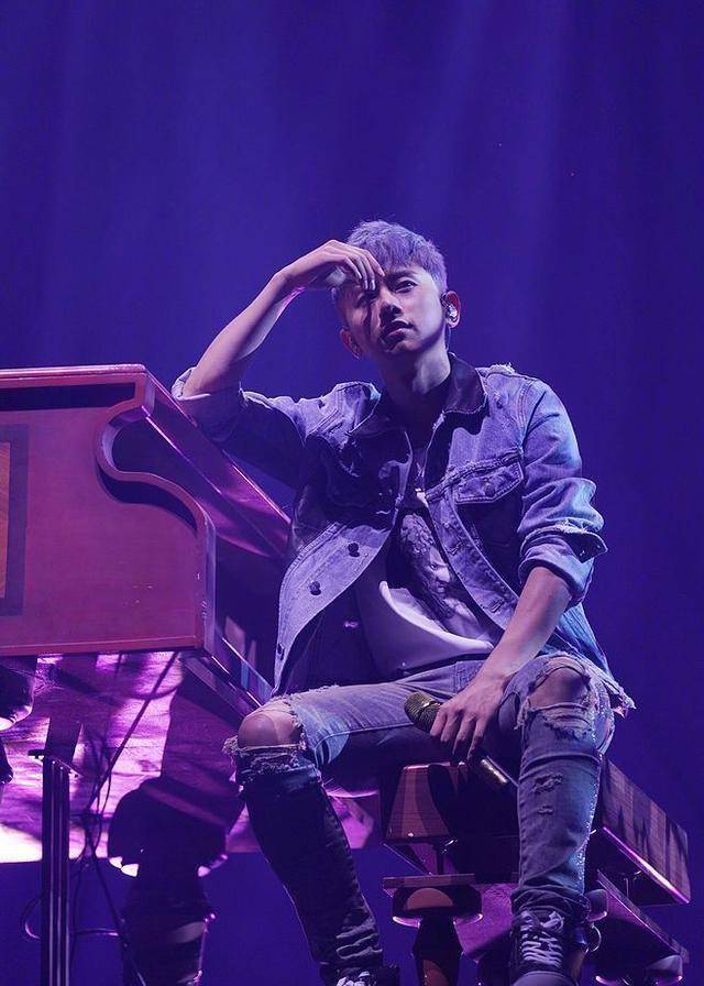 张杰可以说是既拥有着独特的嗓音和唱歌天赋,又拥有在歌手中十分杰出