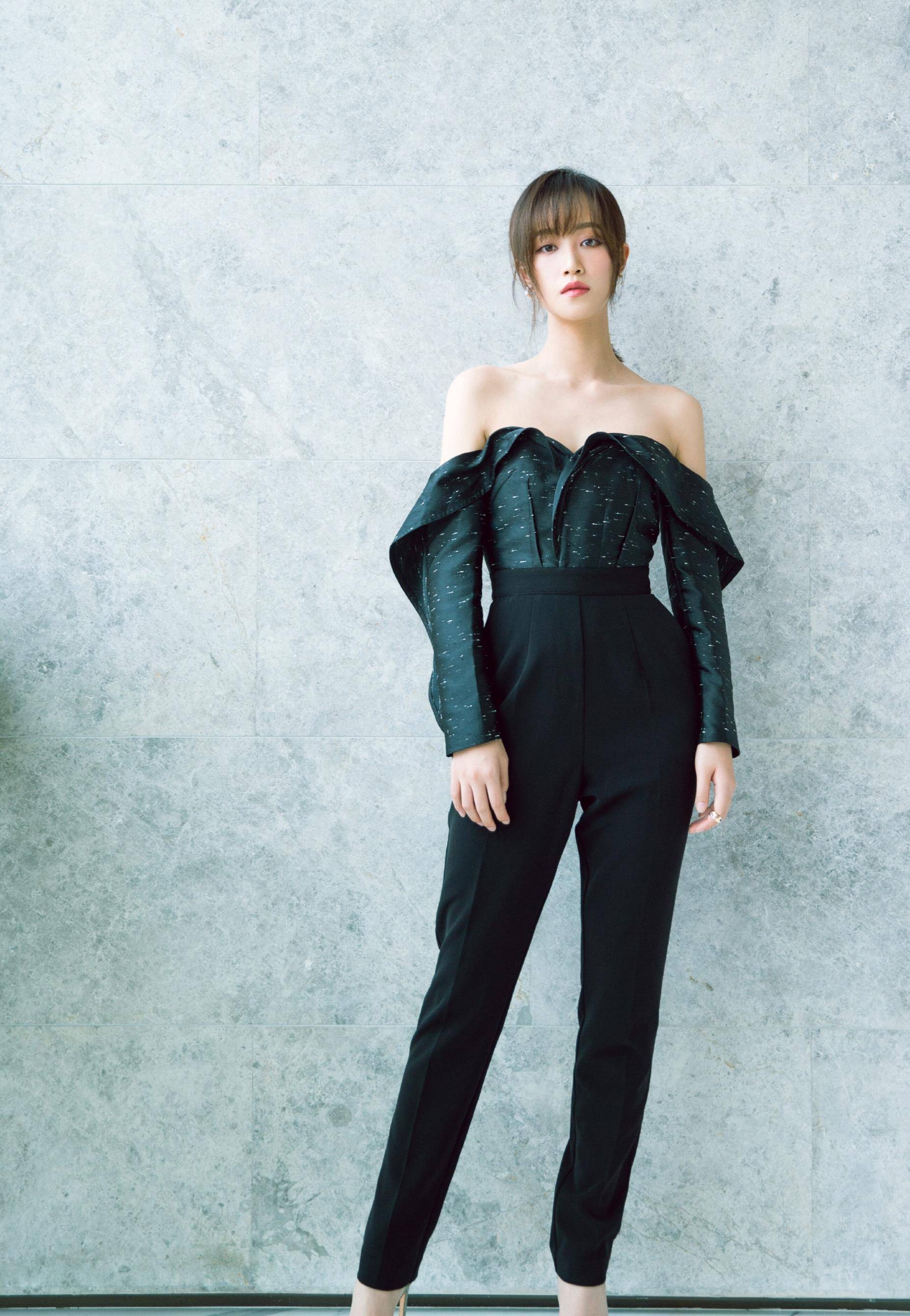 蓝盈莹真不愧是秀肩女王,香肩半露才时尚,这样穿更有女人味_身材_裙子