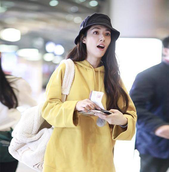 郭碧婷独自现身,穿姜黄卫衣搭阔腿牛仔裤文艺范十足,35岁也少女
