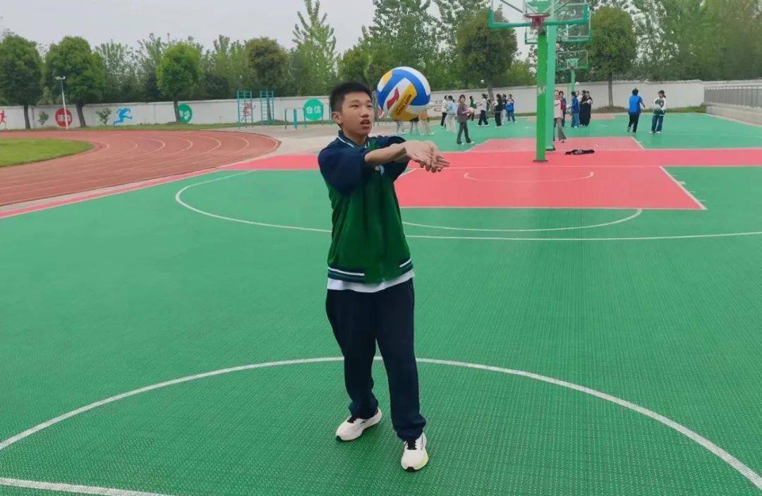 新锐控股集团古河中学初一排球大作战垫球高手齐上阵