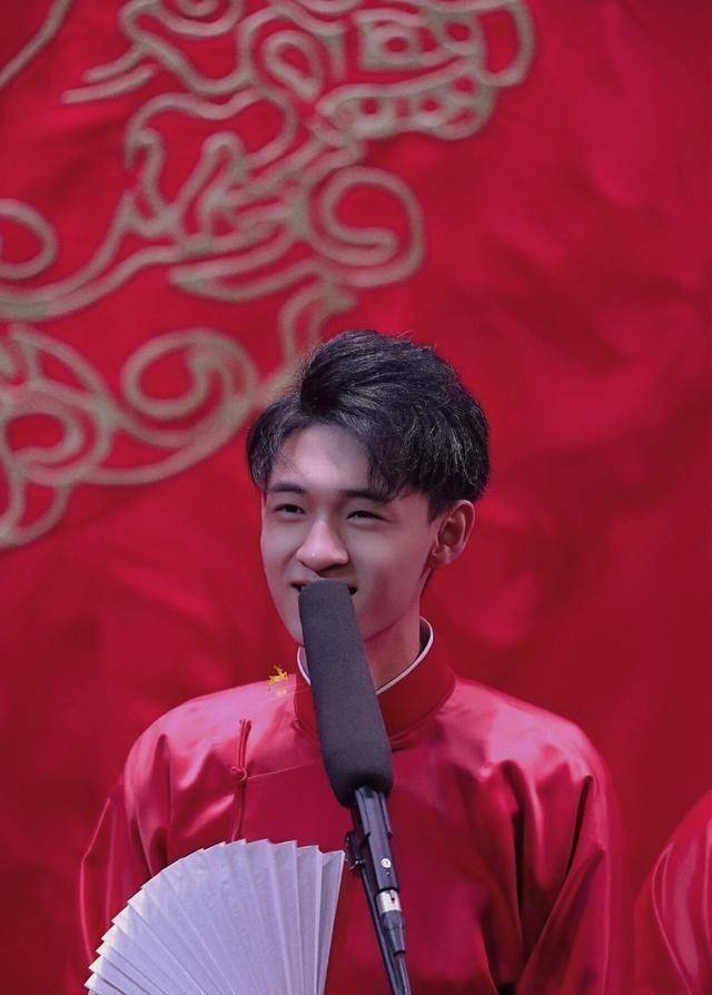 目前德云社虽然没有明确表示要捧秦霄贤,但是秦霄贤频繁参加综艺和