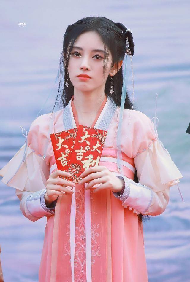 怪不得古风越来越火原来超显高鞠婧祎靠襦裙穿出1米7既视感