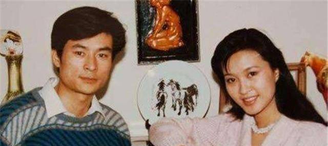 然而,由于文化差异,婚后不久屠洪刚和黛西就离婚了,他带着孩子回到了