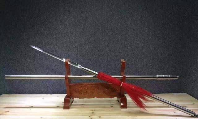 为何古代长枪上都喜欢挂红缨真是为了好看吗古人实在太狡猾