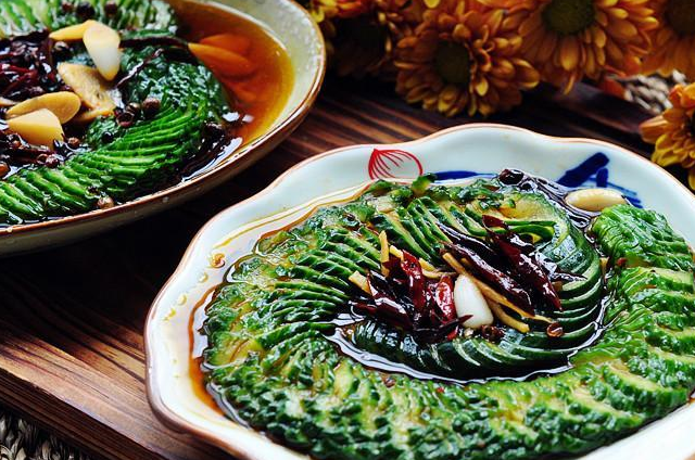 不用垫筷子,也能切出薄又整条的蓑衣黄瓜,清脆爽口入味快