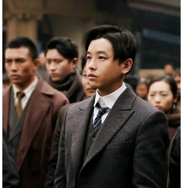 作为当红流量小生的李易峰,演技也是无可挑剔,所以他表现很出彩.