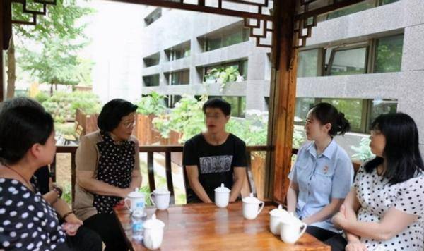 在监狱里她了解到当地关押少年犯的启明学校的相关情况之后,觉得在