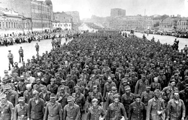 二战欧洲战场多数战俘为何愿意投降美军为了寻找后路和靠山