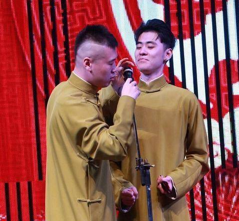 据悉,张云雷演出的《德云社》相声门票都涨价好几倍,其专场门票价钱在