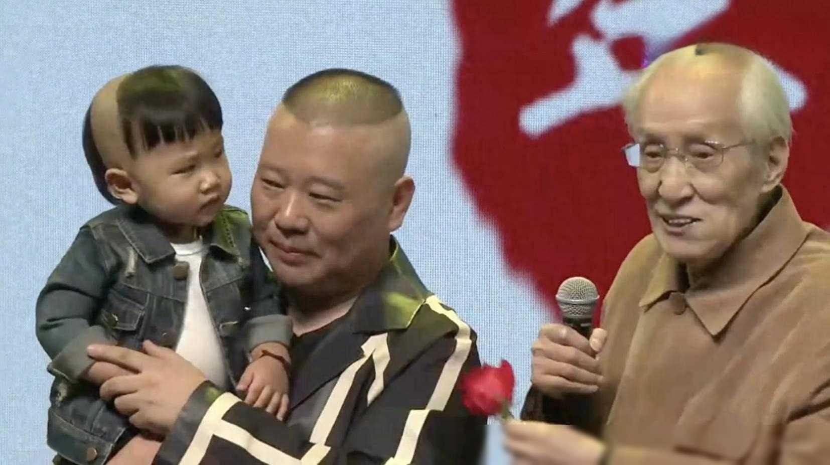 郭德纲全家福揭露郭麒麟真实地位,王惠秦氏引热议