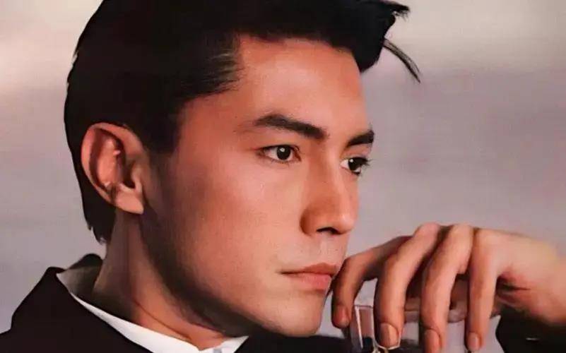 亚洲第一美男尊龙林青霞为看他一夜不睡73岁无妻无子与狗相伴