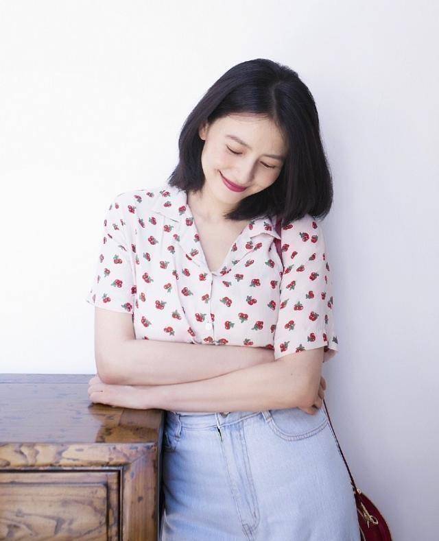 高圆圆产后首次亮相机场穿风衣配红唇却被苹果肌脸蛋抢尽风头