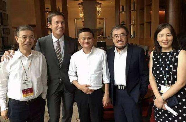 一手压着2位"中国首富",这位神秘大胡子,江湖地位仍然没有变_吴鹰