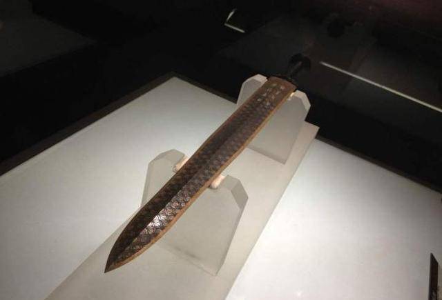 相传纯钧剑在古人十大名剑中排名第九,是一把尊贵无双的剑,这说明能用