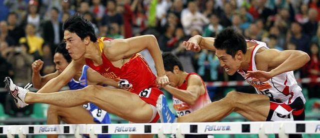 飞驰在奥运赛场上的健儿,挺拔的身姿走进多少人的心.