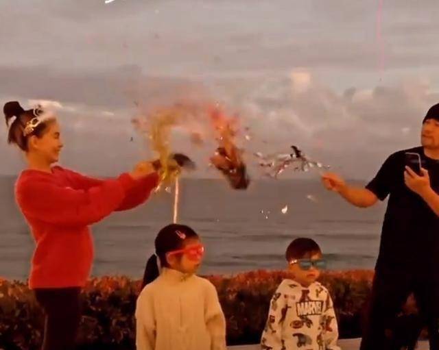 恭喜昆凌官宣三胎得女携全家前往海边游玩庆祝周杰伦很开心