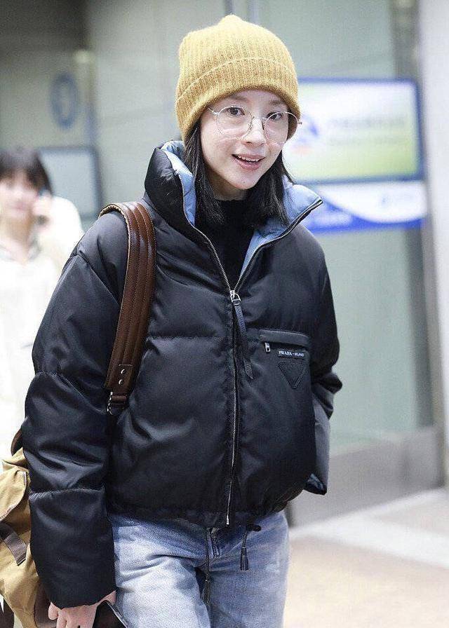 怪不得董洁喜欢素颜走机场,40岁还是那么清纯漂亮,就是有点憔悴