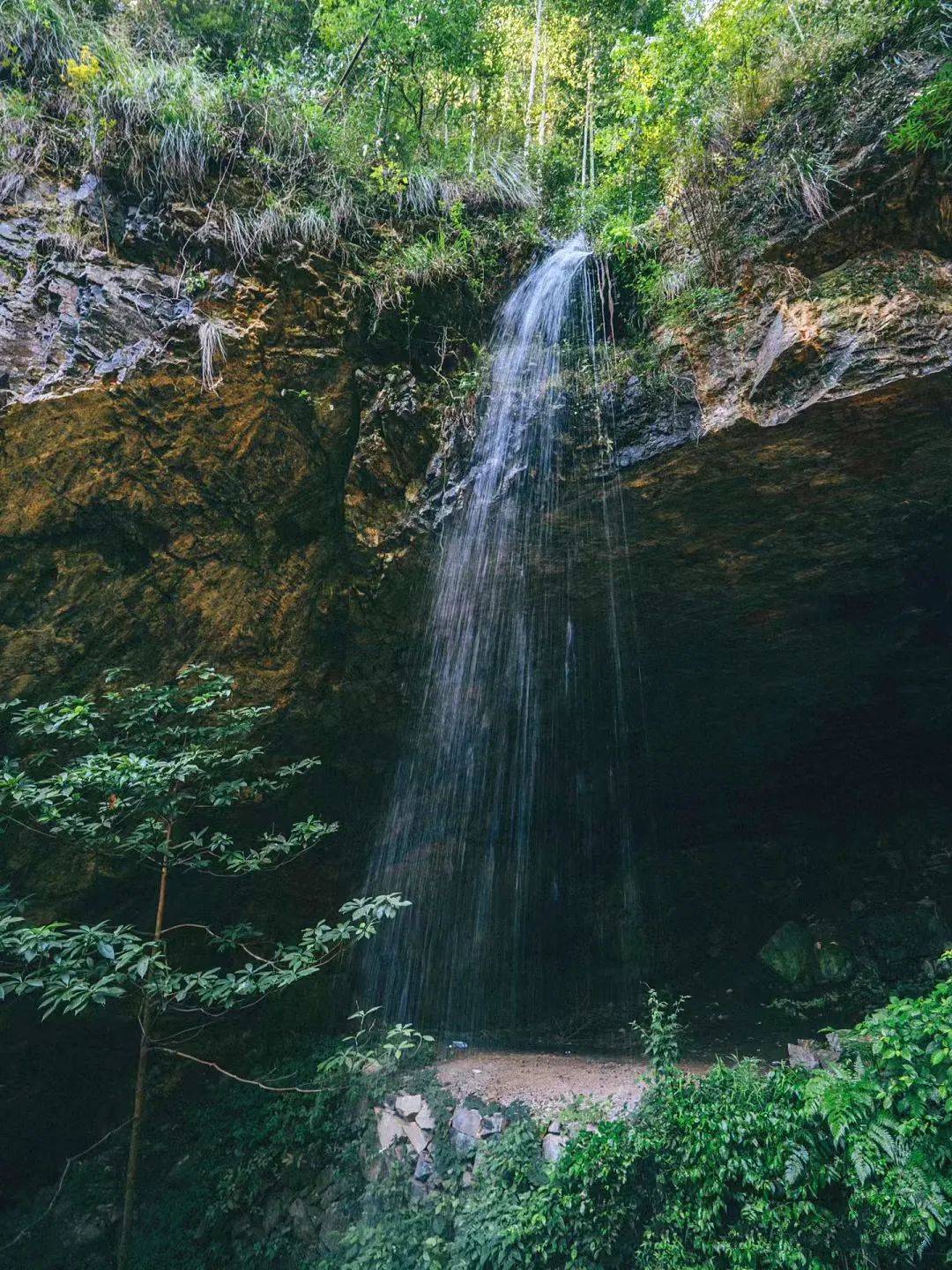 章里古道小众徒步线路赏飞流悬瀑与滴水穿石奇观品谷岸咖啡休闲一日游