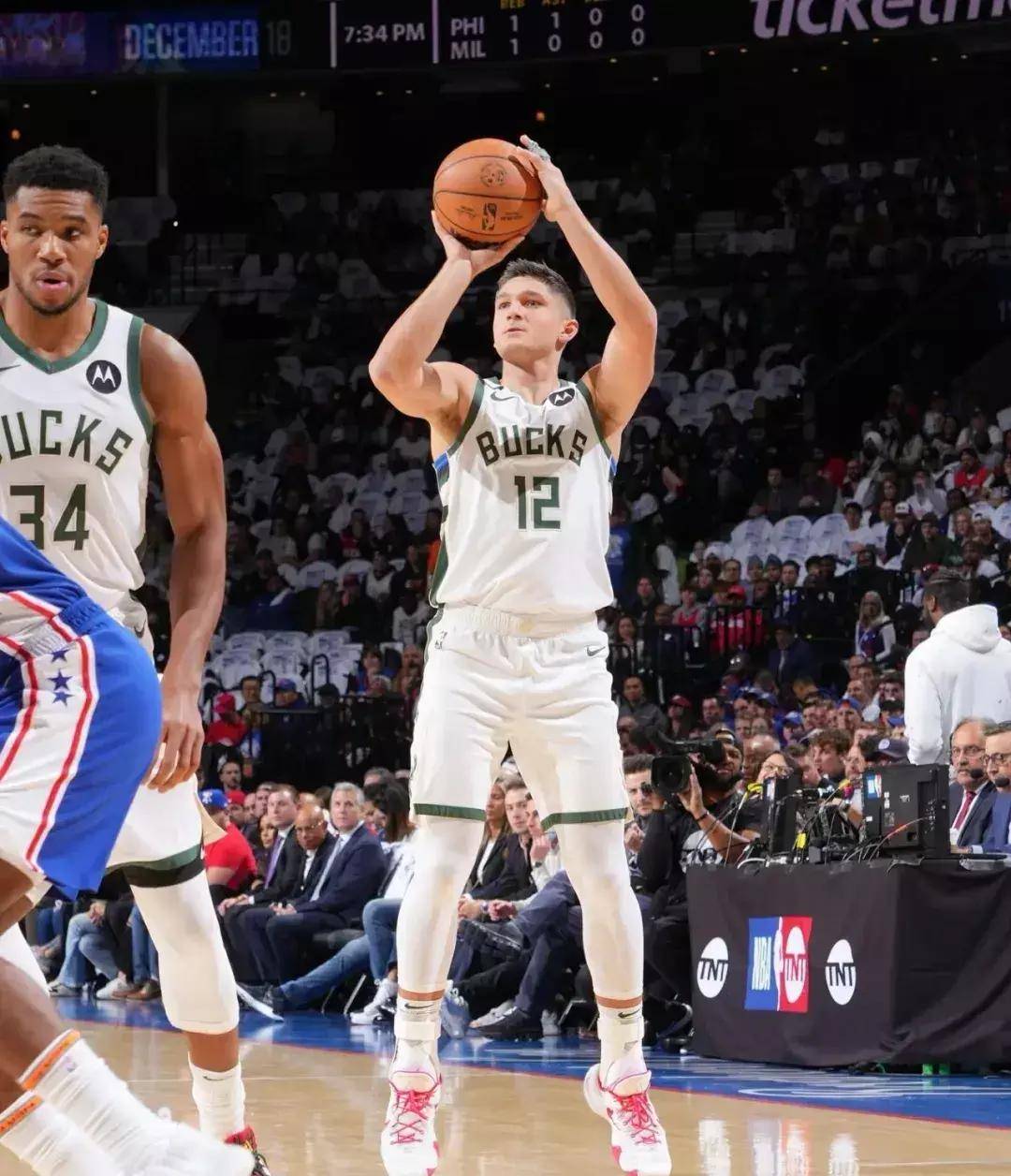 艾伦出生于1995年10月8日,身高1.93米,臂展2.01米.