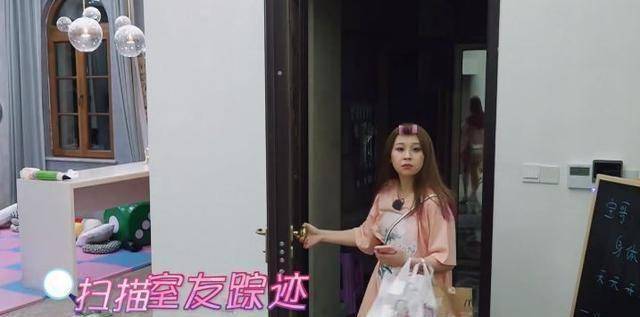 是因为她讲话比较直接,长得又比较虎,其实高秋梓才是《hi室友》的主角