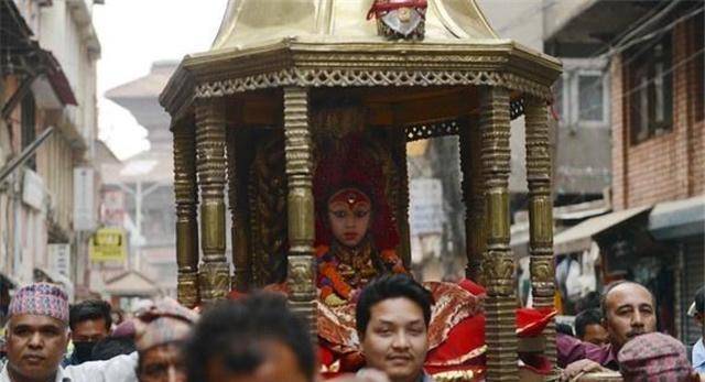 尼泊尔活女神被禁锢在寺庙双脚不能触地很多只能孤独终老