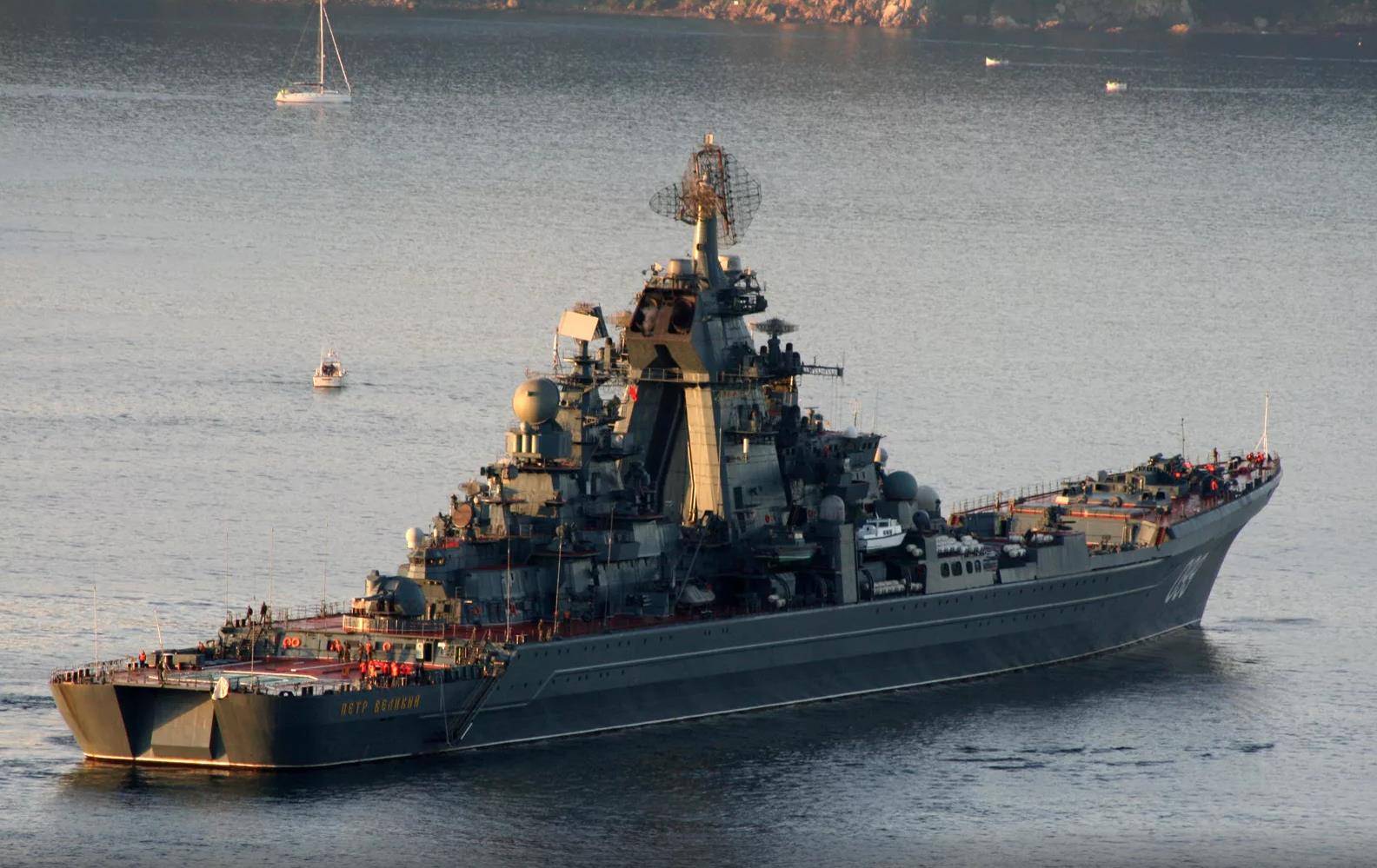 俄彼得大帝号巡洋舰,让美航母不得不避让,"海上移动弹药库"