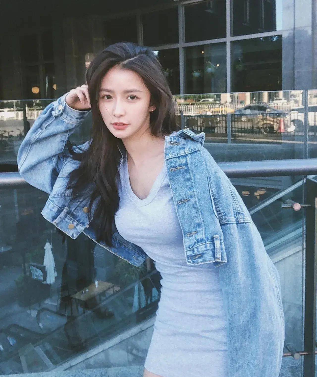 蔡卓宜生于 1994 年 4 月 8 日,高 1 米 63,三围尺寸堪称完美,32c,22