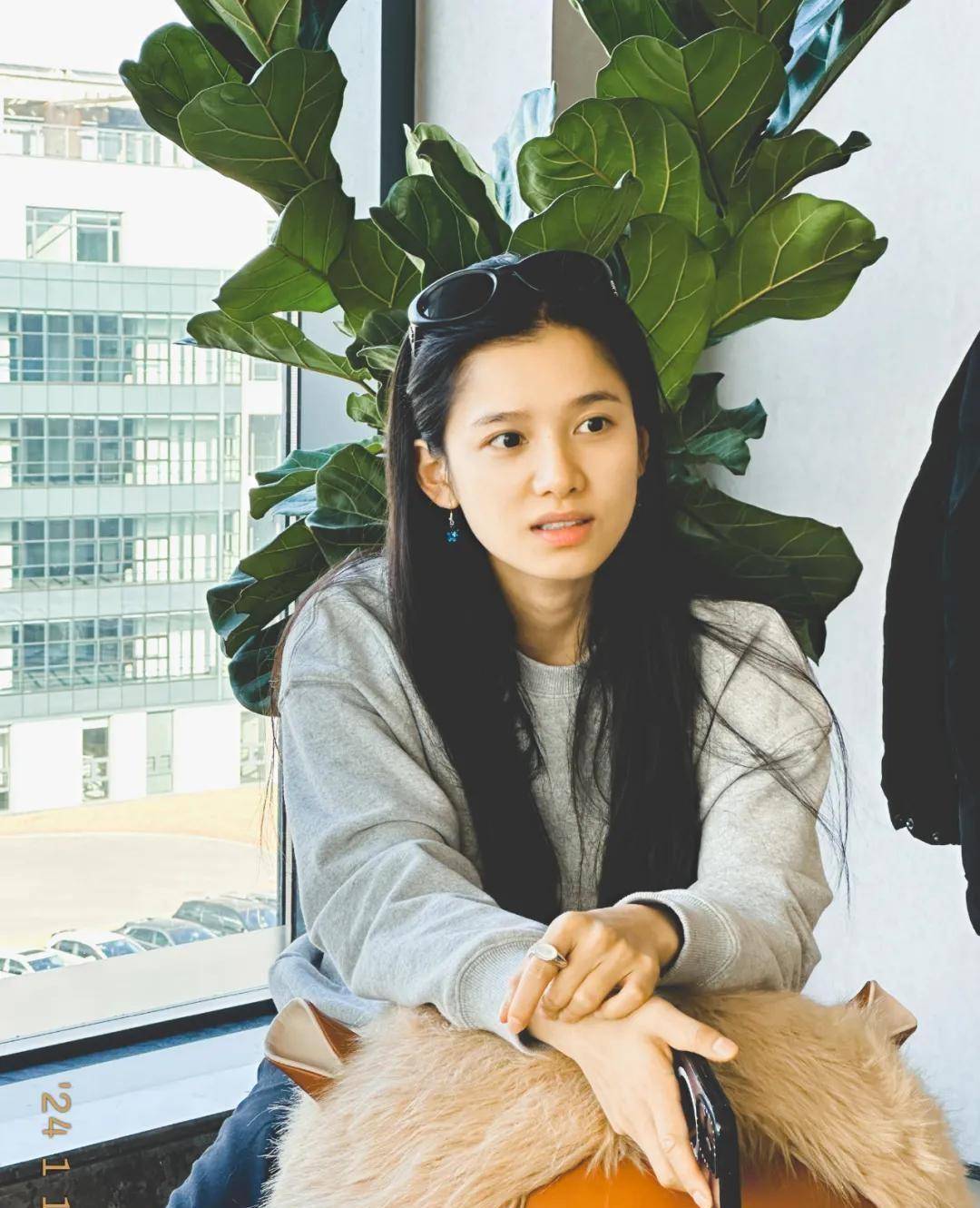 她以处女作的身份出演了张一白执导的《风犬少年的天空》中的女主人公