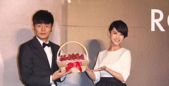 恭喜李荣浩升级为准新郎生日当天求婚杨丞琳文案甜煞众人